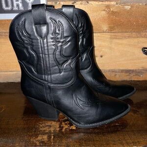 EUC Sterling Forever Women's Black Boots